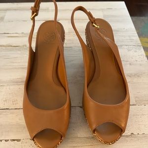 Tory Burch woven raffia tan wedges. 8.5 medium